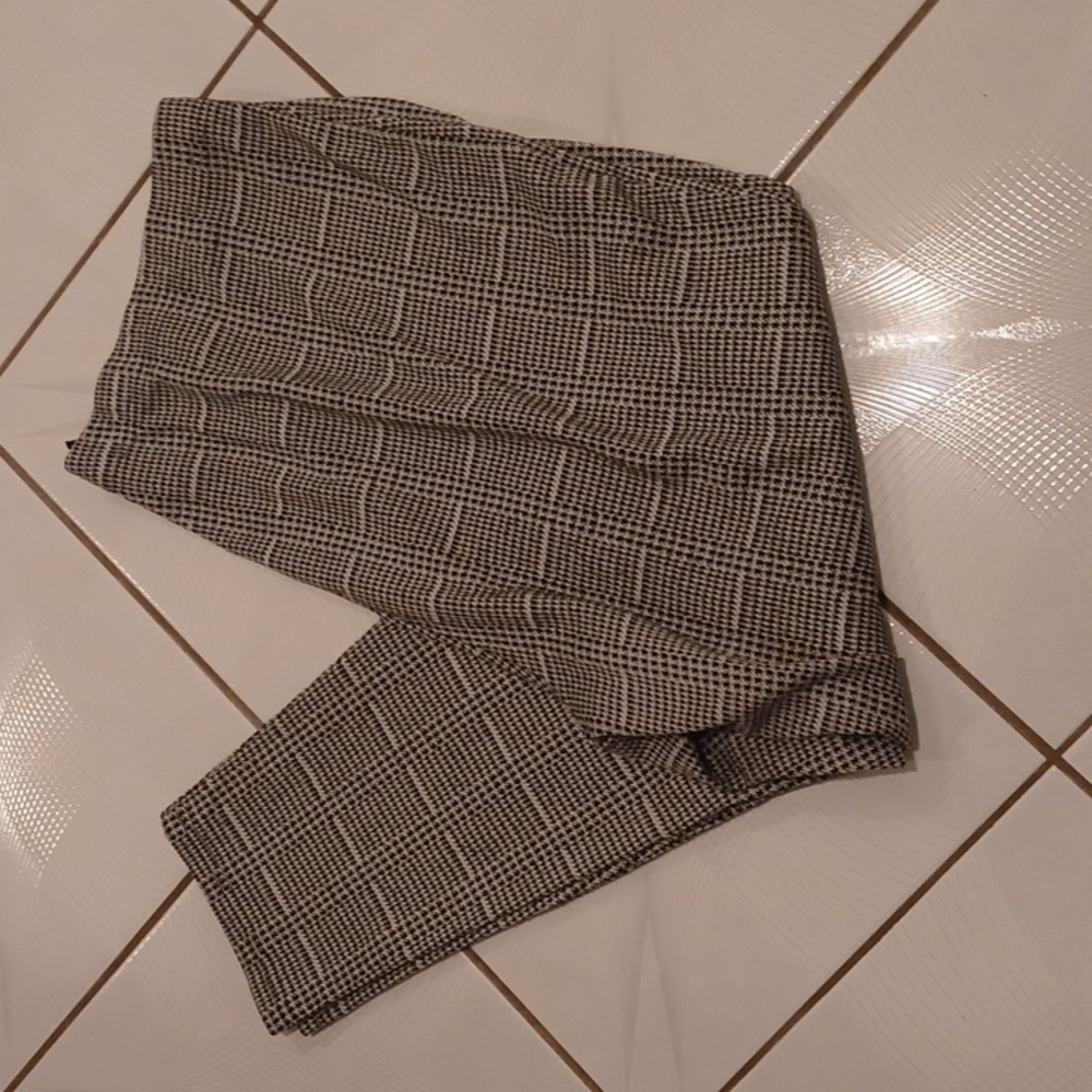4/$60 Black & White Houndstooth Pants - Size 3X